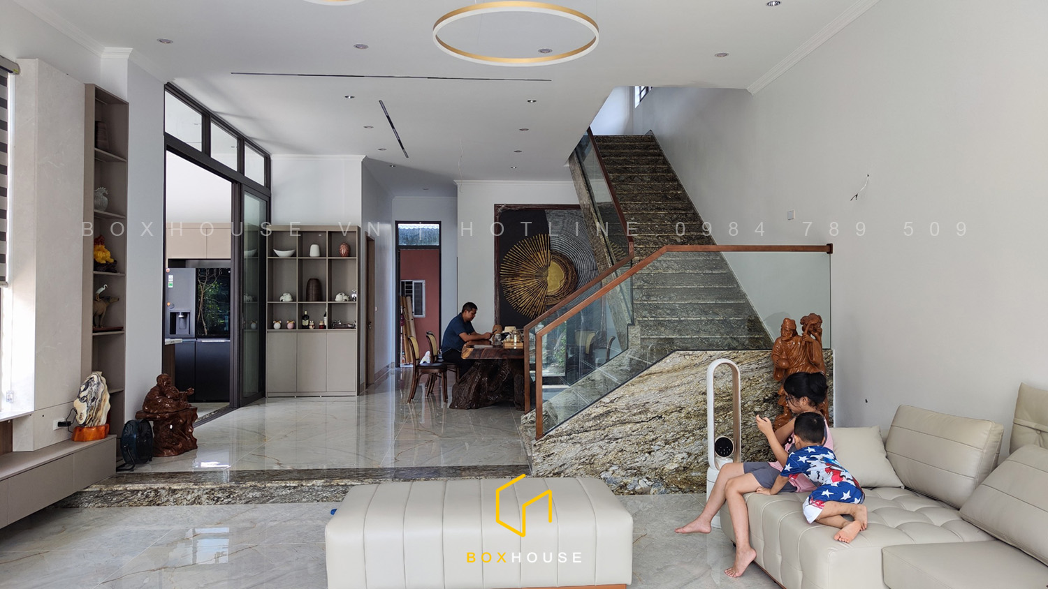Không gian khách bếp thông thoáng, hiện đại